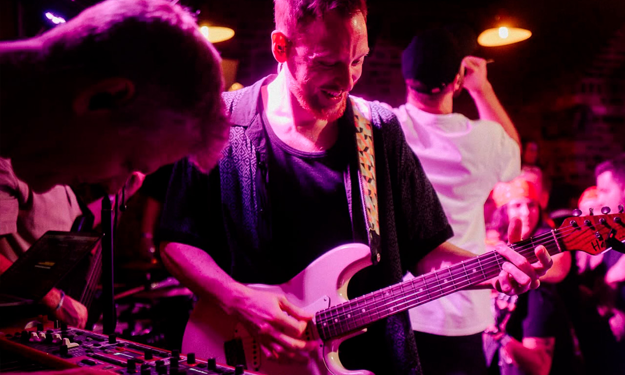 Marco und Tim bei duellieren sich an Keyboard und Gitarre